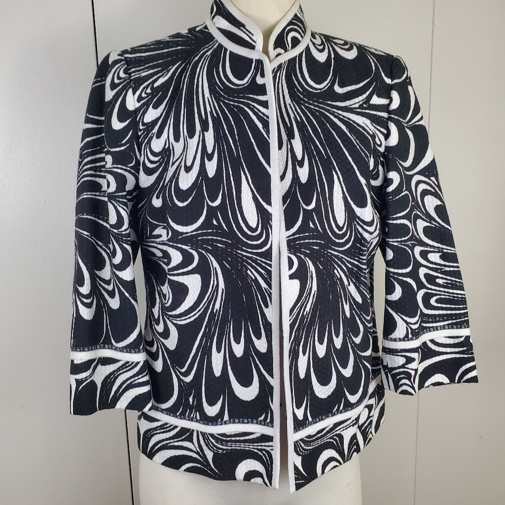 Stunning Chicos Black and White Blazer  Size 1